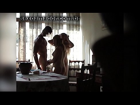 ❤️ دوستان سکس یک مرد غول پیکر و سه نفری را با او دعوت می کنند ❤ فقط پورنو در ما